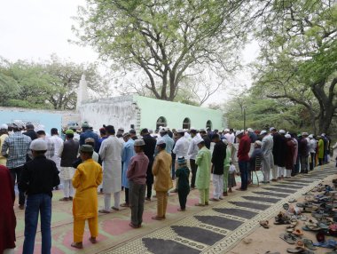 NEW DELHI, INDIA - 11 Nisan 2024: Hindistan 'ın Yeni Delhi kentinde 11 Nisan 2024 tarihinde, Central Ridge' deki küçük bir Mescid 'de Kurban Namaz' ı sunan Müslüman insanlar.  