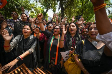 NEW DELHI, INDIA - 24 Nisan 2024 'te Yeni Delhi, Hindistan' da Yeni Delhi 'de Kongre Manifestosu' nu protesto ederken Delhi polisi tarafından gözaltına alındı. 