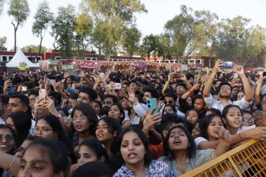 NEW DELHI, INDIA - APRIL 8, 2024: Şarkıcı Akhil Sachdeva namı diğer Nashaboy 'un 8 Nisan 2024' te Yeni Delhi, Hindistan 'da bulunan Hansraj Koleji' nde düzenlenen yıllık festivalde performansının keyfini çıkaran kalabalık. 