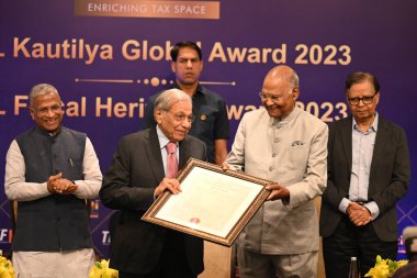 NEW DELHI, INDIA - APRIL 6, 2024: NK Singh, Hindistan 'ın 15. Finans Komisyonu Başkanı, eski Hindistan Devlet Başkanı Ramnath Kovind' den 2023 TİOL Mali Miras Ödülü 'nü 6 Nisan 2024 tarihinde Yeni Delhi, Hindistan' da bulunan Taj Hotel Mansingh Road 'da aldı..