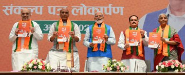 NEW DELHI, INDIA - 14 Nisan 2024: Başbakan Narendra Modi ile Birlik Savunma Bakanı Rajnath Singh ve İçişleri Bakanı Amit Şah, BJP Ulusal Başkanı JP Nadda, Maliye Bakanı Nirmala Sitharaman. 