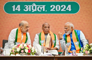 NEW DELHI, INDIA - APRIL 14: Başbakan Narendra Modi ve BJP Başkanı JP Nadda, Lok Sabha Seçimleri için BJP 'li Sankalp Patra' nın 14 Nisan 2024 tarihinde Hindistan 'ın Yeni Delhi kentinde BJP Genel Merkezi' nde başlatılması sırasında. BJP seçim bildirisi 