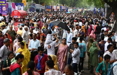 NEW DELHI, INDIA - 14 Nisan 2024: İnsanlar Baba Bhimrao Ramji Ambedkar Jyanti 'nin 134. doğum yıldönümünü 14 Nisan 2024 tarihinde Yeni Delhi, Hindistan' da parlamento sokağında kutladılar.. 