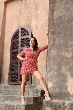 NEW DELHI, INDIA - 13 Nisan 2024: Bollywood oyuncusu Apoorva Arora, 13 Nisan 2024 tarihinde Hindistan 'ın Yeni Delhi kentinde, HT City ile özel bir röportaj ve özel çekim sırasında poz verdi.