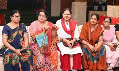 NEW DELHI, INDIA - 10 Nisan 2024 tarihinde Hindistan 'ın Yeni Delhi şehrinde yapılacak olan Raghu Nath Tapınağı Krishana Nagar seçimlerinde Anokhi Panchayat (kadın parlamentosuna) katılan Doğu Delhi Lok Sabha seçmenleri. 