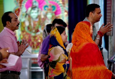 NOIDA, INDIA - 9 Nisan 2024 'te Noida, Hindistan' da Chaitra Navratri festivalinin ilk gününde Sanatan Dharm Mandir, 19. (Fotoğraf: Sunil Ghosh / Hindustan Times) 