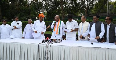 NEW DELHI, INDIA - 13 Nisan 2024: Kongre Başkanı Mallikarjun Kharge ve AICC Genel Sekreteri KC Venugopal 52 Sosyal Adalet örgütü ve birden fazla OBC örgütüyle yaptıkları toplantıda 