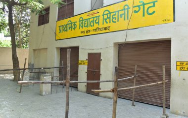 GHAZIABAD, INDIA - 25 Nisan 2024: Gaziabad Navyug Market 'teki İlköğretim Okulu Sihani Kapısı' nda kurulan Gaziabad Oy kullanma merkezi ve doğrulama da 25 Nisan 2024 Perşembe günü Hindistan 'ın Gaziabad kentinde yapıldı. Fotoğraf: Sakib Ali / Hindustan Times)