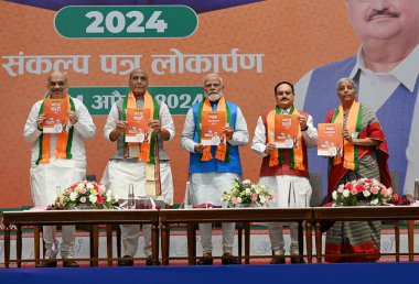 NEW DELHI, INDIA - APRIL 14: Başbakan Narendra Modi ve BJP Başkanı JP Nadda, Lok Sabha Seçimleri için BJP 'li Sankalp Patra' nın 14 Nisan 2024 tarihinde Hindistan 'ın Yeni Delhi kentinde BJP Genel Merkezi' nde başlatılması sırasında. BJP seçim bildirisi 