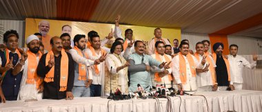 NEW Delhi, INDIA - 16 Nisan 2024: Praveen Kumar Batı Delhi 'den Meclis Başkanı Jai Kishan' ın oğlu ve Kongre Başkanı Prateek Anand ve BJP 'ye katılan diğer kongre liderleri. 