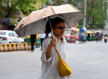 NOIDA, INDIA - 5 Nisan 2024: 38. bölgede sıcak bir yaz gününde Noida, Hindistan 'da 5 Nisan 2024' te banliyö sakinleri görüldü. (Fotoğraf: Sunil Ghosh / Hindustan Times)