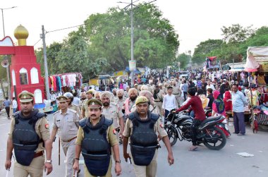 GHAZIABAD, INDIA - 10 Nisan 2024: UP Polisi ve Punjab Polisi, bayram festivali vesilesiyle 10 Nisan 2024 'te Hindistan' ın Gaziabad kentinde bayrak yürüyüşü yapıyor. Fotoğraf: Sakib Ali / Hindustan Times )