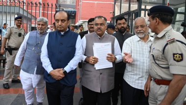 Tarun Chugh, Dr. Sudhanshu Trivedi & Om Pathak 'tan oluşan BJP heyeti, 15 Nisan 2024 tarihinde Hindistan' ın Yeni Delhi kentinde ECI ile görüştükten sonra ayrıldı..