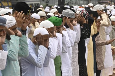 KOLKATA, INDIA - 11 Nisan 2024: Müslüman dindarlar 11 Nisan 2024 'te Hindistan' ın Kolkata kentinde Kızıl Yol 'da Kurban-Ul-Fitr namazı (namaz) kılıyor. Hayırlı bayram vesilesi, Ramazan 'ın kutsal orucunun sona erdiği bayramdır.. 