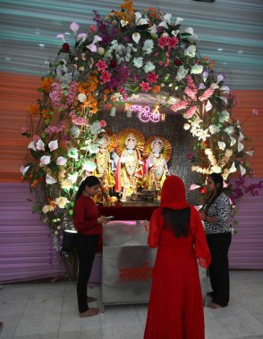 NEW DELHI, INDIA - 8 Nisan 2024: Yeni Delhi, Hindistan 'da 8 Nisan 2024 tarihinde Navratri festivali için Jhandewalan tapınağında çiçek hazırlamakla görevli işçiler dekorasyonu. (Fotoğraf: Sonu Mehta / Hindustan Times)