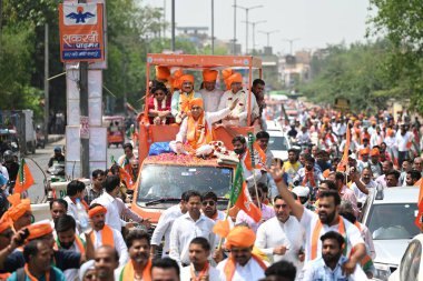 NEW DELHI, INDIA - 29 APRIL 2024: BJP 'nin Kuzey Batı Delhi' deki Lok Sabha Seçimleri adayı, Yogender Chandolia ve Delhi BJP Başkanı Virendra Sachdeva, Adaylık Belgelerini sunmadan önce Roadshow sırasında. 