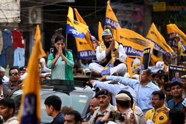 NEW DELHI, INDIA - APRIL 27: Delhi Genel Sekreteri Arvind Kejriwals 'ın eşi Sunita Kejriwal, 27 Nisan 2024 tarihinde Hindistan' ın Yeni Delhi kentinde yapılacak Lok Sabha seçimleri öncesinde Doğu Delhi 'deki bir yol gösterisinde AAP lideri Kuldeep Kumar ile birlikte. 