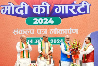 NEW DELHI, INDIA - APRIL 14: Başbakan Narendra Modi ve BJP Başkanı JP Nadda, Lok Sabha Seçimleri için BJP 'li Sankalp Patra' nın 14 Nisan 2024 tarihinde Hindistan 'ın Yeni Delhi kentinde BJP Genel Merkezi' nde başlatılması sırasında. BJP seçim bildirisi 