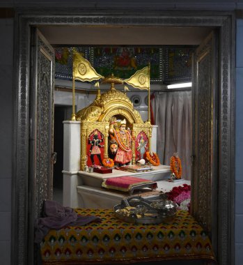 NEW DELHI, INDIA - 8 Nisan 2024: Yeni Delhi, Hindistan 'da 8 Nisan 2024 tarihinde Navratri festivali için Jhandewalan tapınağında çiçek hazırlamakla görevli işçiler dekorasyonu. (Fotoğraf: Sonu Mehta / Hindustan Times)