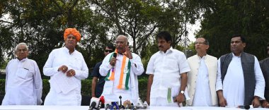 NEW DELHI, INDIA - 13 Nisan 2024: Kongre Başkanı Mallikarjun Kharge ve AICC Genel Sekreteri KC Venugopal 52 Sosyal Adalet örgütü ve birden fazla OBC örgütüyle yaptıkları toplantıda 