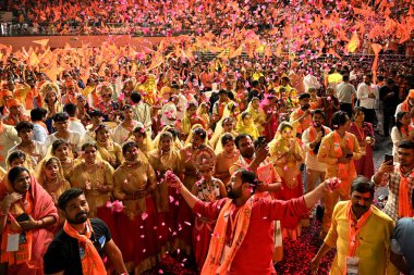 NEW DELHI, INDIA - 21 Nisan 2024: Hindistan 'ın Yeni Delhi kentindeki Indira Gandhi Stadyumu' nda Hindu Nav Varsh 'ı (Hindu Yeni Yılı) kutlamak için toplanan çiçek yaprakları. 