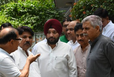 NEW DELHI, INDIA - 28 Nisan 2024: Kongre lideri Arvinder Singh Lovely Delhi Pradesh Kongre Başkanlığı görevinden istifa ettikten sonra Kalindi kolonisinde ikamet etti.