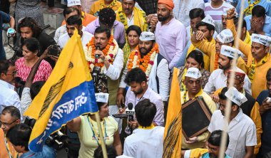 NEW DELHI, INDIA - APRIL 18, 2024: Doğu Delhi 'den AAP adayı, Kuldeep Kumar ve AAP Kıdemli Lideri Sanjay Singh, 18 Nisan 2024 tarihinde Yeni Delhi, Hindistan' da Shakurpur ve Laxmi NagarArea yakınlarında kapı kapı dolaşan Padyatra kampanyaları sırasında.