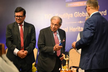 NEW DELHI, INDIA - APRIL 6, 2024: NK Singh, bir ödül töreninde Hindistan 'ın 15. Finans Komisyonu Başkanı, eski Hindistan Cumhurbaşkanı Ramnath Kovind' den 2023 TİOL Mali Miras Ödülü 'nü aldı. 
