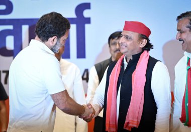 Kongre Başkanı Rahul Gandhi ve Samajwadi Partisi Genel Başkanı Akhilesh Yadav, 17 Nisan 2024 'te Hindistan' ın Gaziabad kentinde düzenlenen ortak basın toplantısı sonrasında el sıkıştı.. 