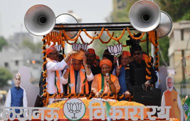 LUCKnow, INDIA - 29 Nisan 2024: Lucknow seçim bölgesinden Savunma Bakanı ve BJP adayı Rajnath Singh 2024 Genel Seçim için adaylık belgesini hazırlamak üzere yola çıktı. 