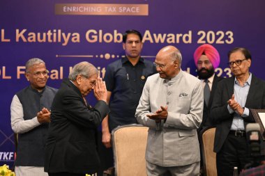 NEW DELHI, INDIA - APRIL 6, 2024: NK Singh, Hindistan 'ın 15. Finans Komisyonu Başkanı, eski Hindistan Devlet Başkanı Ramnath Kovind' den 2023 TİOL Mali Miras Ödülü 'nü 6 Nisan 2024 tarihinde Yeni Delhi, Hindistan' da bulunan Taj Hotel Mansingh Road 'da aldı..