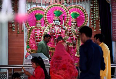 NOIDA, INDIA - 17 Nisan 2024: Dindarlar 17 Nisan 2024 'te Hindistan' ın Noida kentinde Sanatan Dharam mandir 'de Rama Navami festivali vesilesiyle namaz kıldılar.