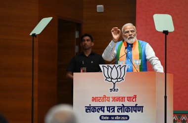 NEW DELHI, INDIA - 14 Nisan 2024 'te Hindistan' ın Yeni Delhi kentinde BJP 'li Sankalp Patra' nın Lok Sabha Seçimleri 2024 için başlatılması sırasında İçişleri Bakanı Amit Şah. BJP seçim manifestosu - 'Sankalp Patra': Bir ulus, bir seçim 