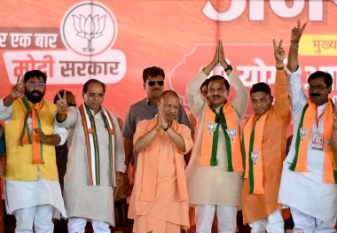BULANDSHAHR, INDIA - APRIL 18, 2024: Uttar Pradesh Baş Bakanı Yogi Adityanath ile birlikte Gautam Budh Nagar 'ın BJP adayı Mahesh Sharma ve diğer BJP liderleri, Lok Sabha seçimleri öncesinde.