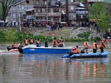 SRINAGAR, INDIA - 16 Nisan 2024 'te Hindistan' ın Srinagar kentinde tekne alabora olduktan sonra Ulusal Afet Müdahale Gücü (NDRF) kurtarma operasyonu düzenledi..