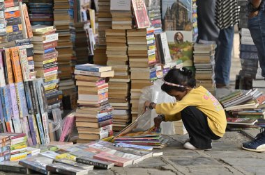 MUMBAI, INDIA - 23 Nisan 2024 'te Hindistan' ın Mumbai kentinde, Dünya Kitap ve Telif Hakları Günü vesilesiyle, sokak satıcıları tezgahındaki kitapları kontrol eder. Fotoğraf: Anshuman Poyrekar / Hindustan Times)