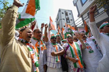 NEW DELHI, INDIA - 3 Nisan 2024 'te Yeni Delhi, Hindistan' da Kuzey Doğu Delhi Usmanpur Bölgesi 'nde yapılacak Loksabha Seçimleri için Kongre' nin garanti kartının açılışı sırasında kongre çalışanları. 