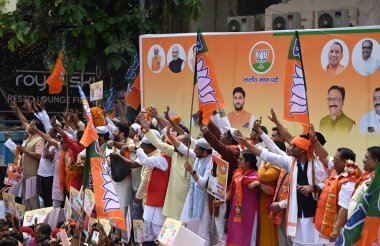 Savunma Bakanı sırasında BJP destekçileri ve Lucknow seçim bölgesinden BJP adayı Rajnath Singh 29 Nisan 2024 'te Hindistan' ın Lucknow kentinde yapılacak 2024 Genel Seçim için aday belgesini sunmaya gitti..