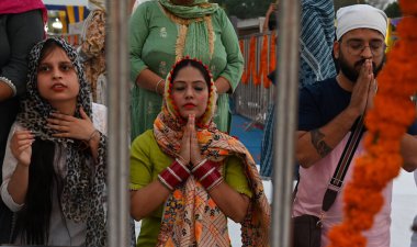 NEW DELHI, INDIA - APRIL 27, 2024: Delhi Fateh Diwas 'da (Delhi Zafer Günü), Delhi Sikh Gurdwara Yönetim Komitesi (DSGMC) tarafından düzenlenen Mata Gujri Ji' nin 400. doğum yıldönümü anısına dua eden Sih Devotees).