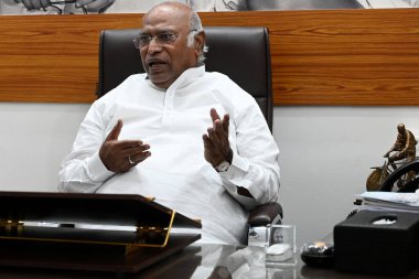 NEW DELHI, INDIA - 30 Mayıs: Kongre Ulusal Başkanı Mallikarjun Kharge 30 Mayıs 2024 tarihinde Yeni Delhi, Hindistan 'da AICC karargahında düzenlediği basın toplantısında. 