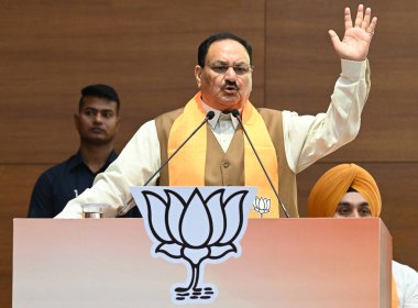 NEW DELHI, INDIA - APRIL 27, 2024: BJP Ulusal Parti Başkanı JP Nadda Delhi Sih Gurdwara Yönetim Komitesi 'nin 7 üyesi arasında Sih halkına seslenirken, Parminder Singh Noni, Parminder Singh Lucky, Bhupender Singh Ginni.