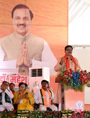 BULANDSHAHR, INDIA - 18 Nisan 2024: Bharatiya Janata Partisi (BJP) Jewar MLA Dhirendra Singh, Bulandshahr 'daki Lok Sabha seçimleri öncesinde, 18 Nisan 2024 tarihinde Hindistan' ın Bulandshahr kentinde yapılan mitingde halka seslendi.