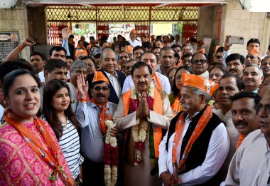 GREATER NOIDA, INDIA - 3 Nisan 2024 tarihinde Gautam Budh Nagar milletvekili adayı Mahesh Sharma (Merkez) adaylığını 3 Nisan 2024 tarihinde Hindistan 'ın başkenti Büyük Noida' da sundu.. 