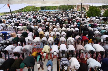 LUCKnow, INDIA - 5 Nisan 2024: Müslümanlar 5 Nisan 2024 tarihinde Hindistan 'ın Lucknow kentindeki Tile Wali Camii' nde Ramazan ayının son Cuma günü namaz kılıyorlar. (Fotoğraf: Deepak Gupta / Hindustan Times) 