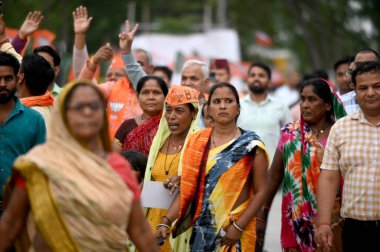 NEW DELHI, INDIA - 13 Nisan 2024: İnsanlar, Birlik İçişleri Bakanı Amit Şah 'ın 13 Nisan 2024 tarihinde Hindistan' ın Yeni Delhi kentinde gerçekleştirdiği 33.. 
