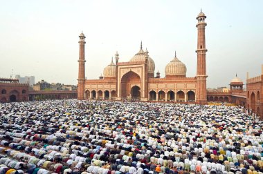 NEW DELHI, INDIA - 11 Nisan 2024: Müslüman cemaatinden insanlar 11 Nisan 2024 'te Hindistan' ın Yeni Delhi kentinde Jama Mescidi 'nde Kurban Bayramı dolayısıyla Namaz kılıyor. (Fotoğraf: Sanjeev Verma / Hindustan Times)