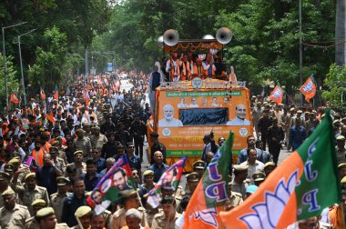 LUCKnow, INDIA - 29 Nisan 2024: Lucknow seçim bölgesinden Savunma Bakanı ve BJP adayı Rajnath Singh 2024 Genel Seçim için adaylık belgesini hazırlamak üzere yola çıktı. 