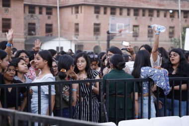 NEW DELHI, INDIA - 6 Nisan 2024: Öğrenciler, her yıl düzenlenen bir festivalde Bollywood şarkıcısı Nikhita Gandhi 'nin performansının keyfini çıkarıyorlar - Miranda College, Delhi Üniversitesi' nde Fırtına 24