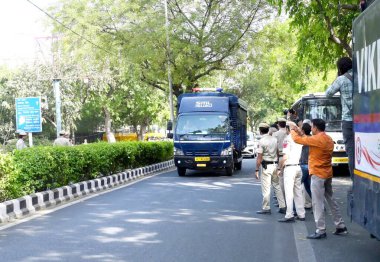 NEW DELHI, INDIA - 1 Nisan 2024: Rouse Avenue Court 'dan Delhi CM Arvind Kejriwal' i taşıyan hapishane minibüsü Tihar Cezaevi 'ne gönderildi..
