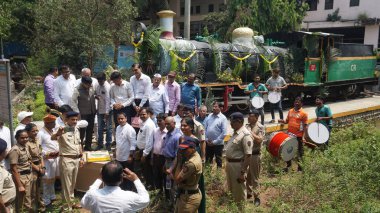 THANE, INDIA - 16 Nisan 2024: Thane Demiryolu Yolcuları Derneği demiryolu işçileriyle birlikte Hint demiryollarının 171. doğum yıldönümünü tren istasyonunun yan tarafındaki bir pastayı keserek kutladı..